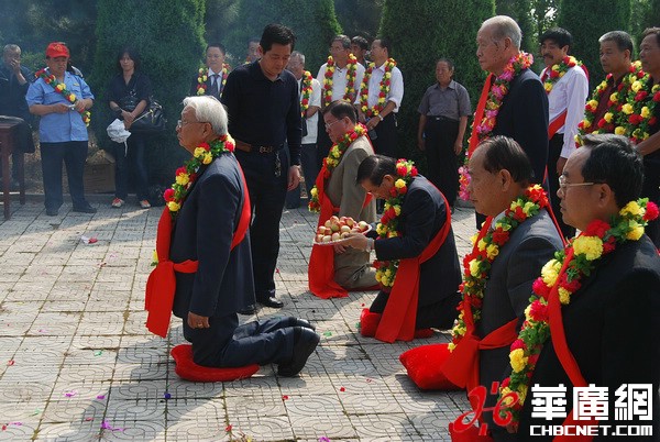 参加祭祖的施茂林向先祖祭献果盘。.jpg