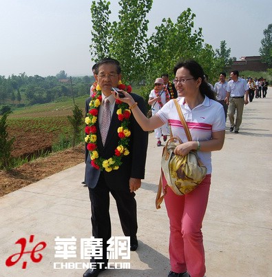 参加完祭祖活动的施茂林接受记者采访。.jpg
